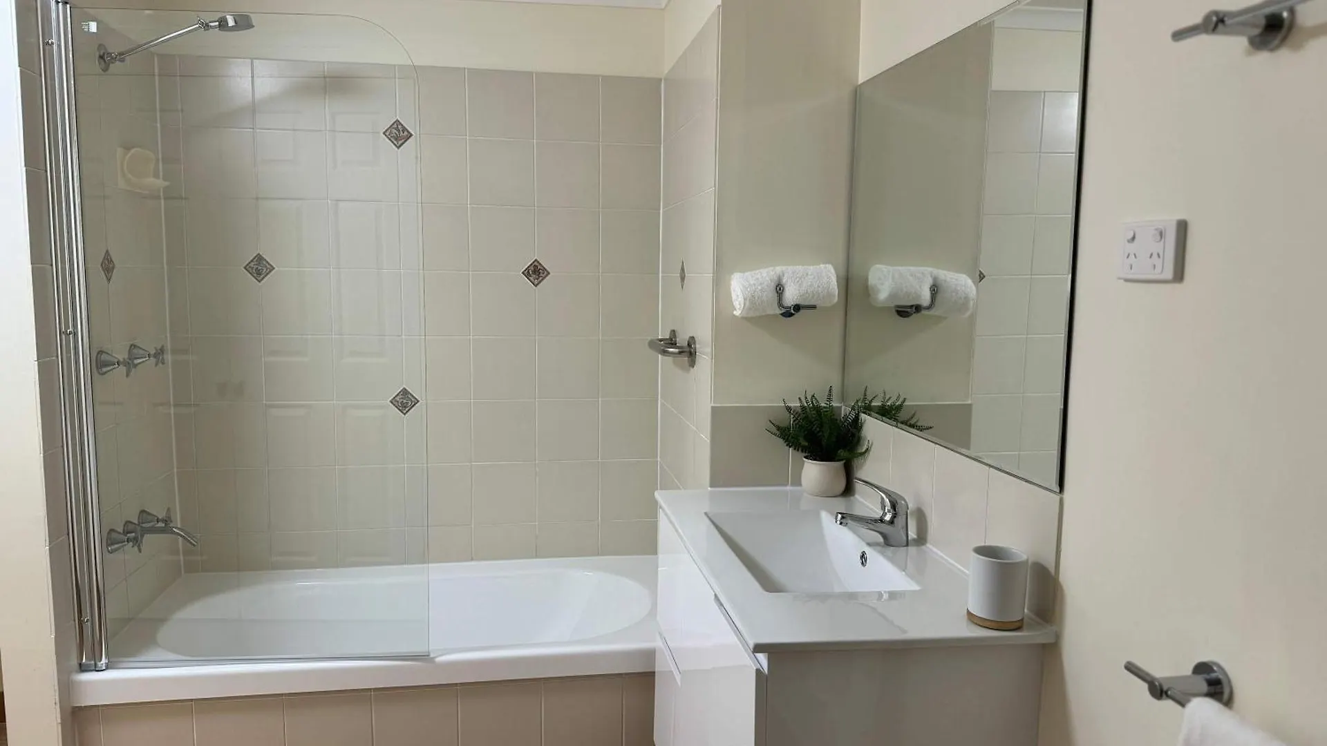 Marina View Apartment - Steps Away From Cbd, Ferry & Stadium Townsville