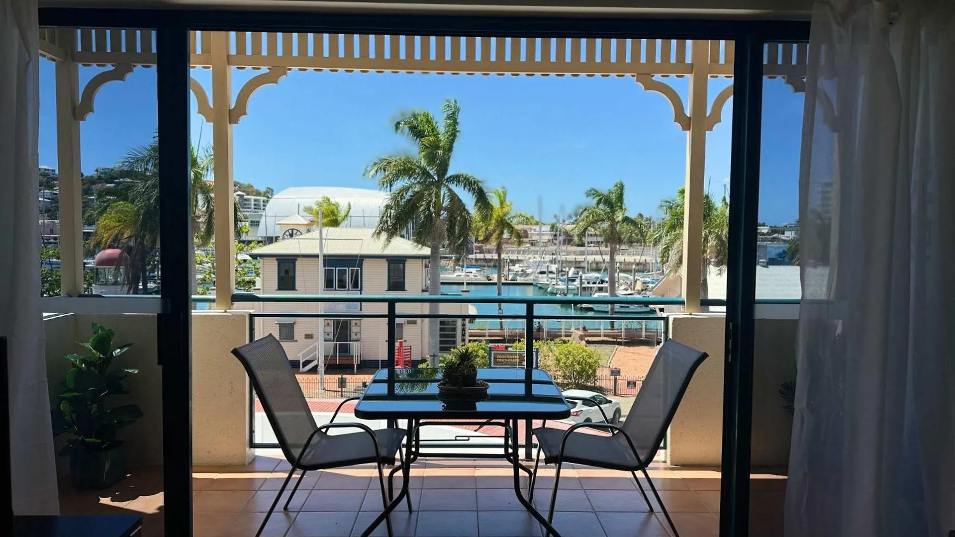 Marina View Apartment - Steps Away From Cbd, Ferry & Stadium Townsville